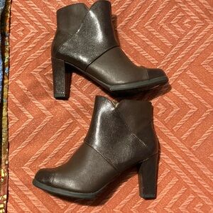 Life Stride Velocity ankle boots